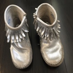 Minnetonka Girl’s Silver Fringe Booties